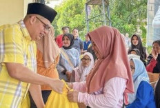 Ketua DPRD Kota Jambi Bagikan Ratusan Paket Sembako ke Warga Jelang Lebaran
