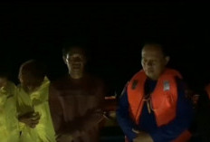 Tim Basarnas Evakuasi Tiga Nelayan yang Kapalnya Mati Mesin di Perairan Kuala Tungkal