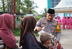 Kapolres Tanjab Barat Bagikan Takjil dan Imbau Pengendara Roda Dua Gunakan Helm