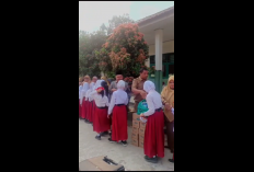 Dewan Bagikan Masker dan Susu UHT kepada Pelajar di Dusun Terjun Jaya