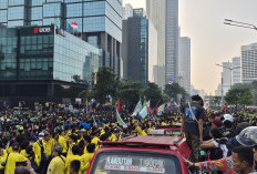 Demo Mahasiswa di Sudirman Memanas, Massa Desak Barikade Polisi hingga Lalu Lintas Lumpuh