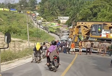 Truk Trailer Melintang, Tanjakan Merlung Macet Sejak Senin Sore