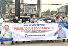 Asap Masih Menyelimuti Kota Jambi, IMI Jambi Bagikan 2.000 Masker kepada Warga