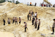 Polri Gerak Cepat Evakuasi Kecelakaan Kerja Masyarakat Tertimbun Longsor