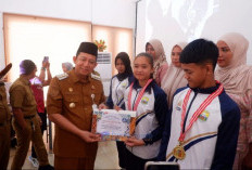 Bupati Muaro Jambi Beri Penghargaan kepada Siswa Berprestasi O2SN Tingkat Provinsi Jambi