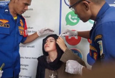 DAMKARTAN Kota Jambi Evakuasi Pelepasan Piercing Alis dan Hidung Seorang Warga