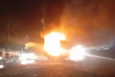 Mobil Ekspedisi Terbakar di Lingkar Selatan Jambi, DAMKARTAN Kerahkan 30 Personel