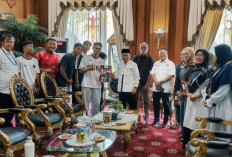 Tunaikan Janji, Gubernur Al Haris Umrohkan Orang Tua Peraih Emas PON Aceh–Sumut