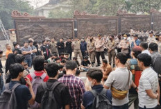 HMI Cabang Jambi Segel Pagar Kantor Gubernur, Tuntut Transparansi Anggaran Karhutla Rp30 Miliar