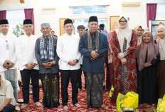 Safari Ramadan, Wagub Sani Serahkan Bantuan Sosial di Tanjab Timur