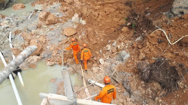 Tim Gabungan Mengevakuasi Korban Peti Merangin