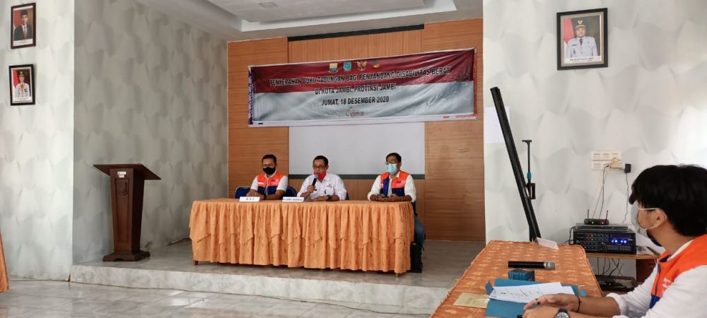 Dinas Sosial Kota Jambi bersama Bank Rakyat Indonesia Jambi Beri Bantuan Kepada Penyandang Disabilitas Berat