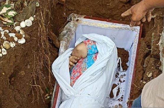 Peti Tidak Muat di Liang Kubur, Tampaklah Mayat Perempuan Gemuk Berdaster