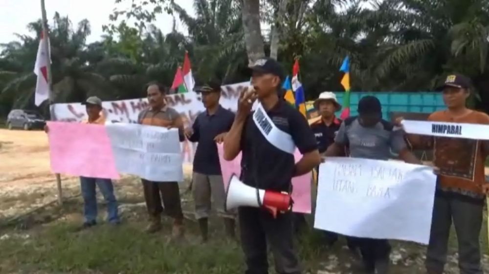 Puluhan Warga Demo Kantor PT. Agrindo