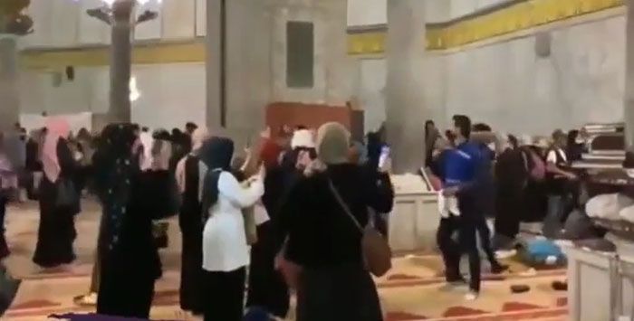 Diserang Israel, Puluhan Jamaah Salat Tarawih di Masjid Al Aqsa Terluka