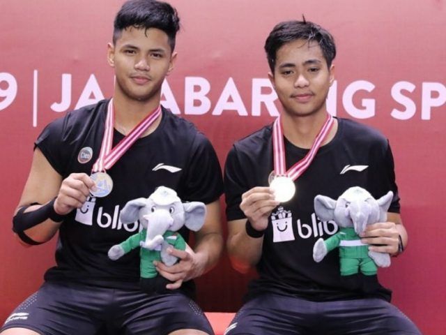 Tanpa Ranking Dunia, 2 Kali di Ambang Kekalahan, Ganda Indonesia Juara