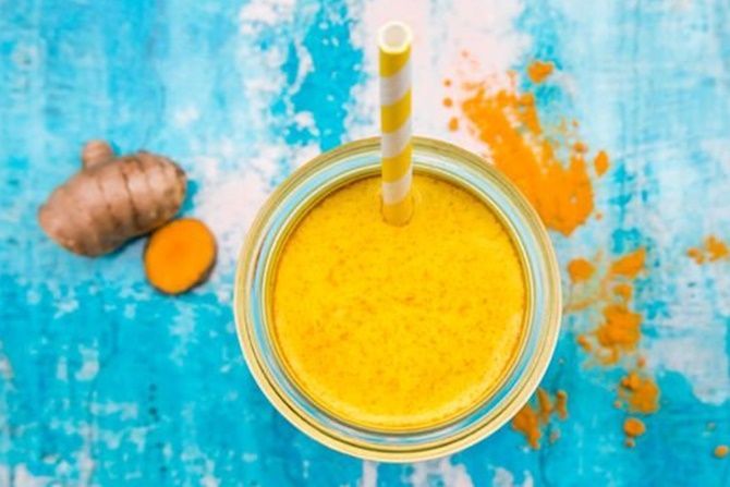 Kuatkan Daya Tahan Tubuh dengan Rutin Minum Smoothie Jahe dan Kunyit