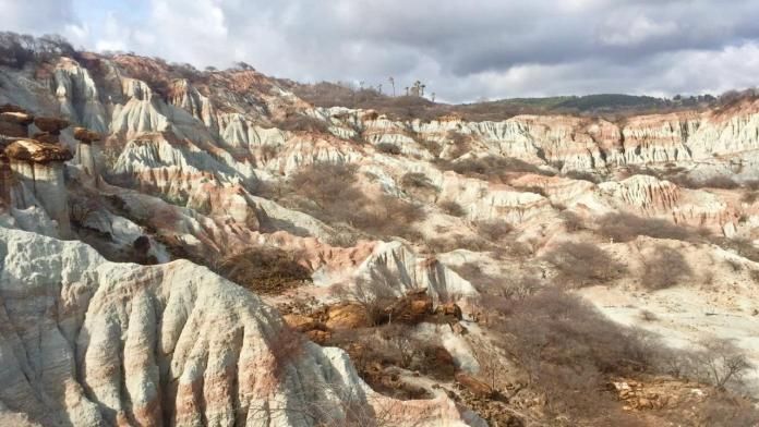 Bukan di Luar Negeri, Tebing Warna Warni Kelabba Madja Ini Ada di Perbatasan Indonesia