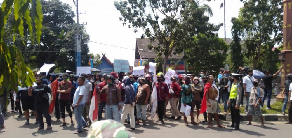 Bersitegang, Ratusan Warga Sungai Bahar Lakukan Aksi Demo Di Kantor PLN Muara Bulian