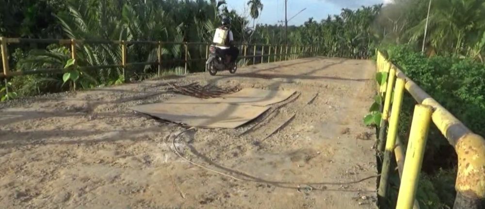 Jembatan Cinta Kasih Muara Sabak Bahayakan Pengguna Jalan