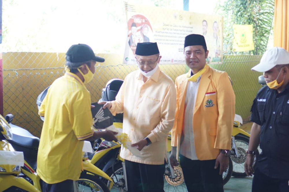 CE Serahkan Kendaraan Operasional Bagi Pengurus Kecamatan Partai Golkar Tanjung Jabung Barat