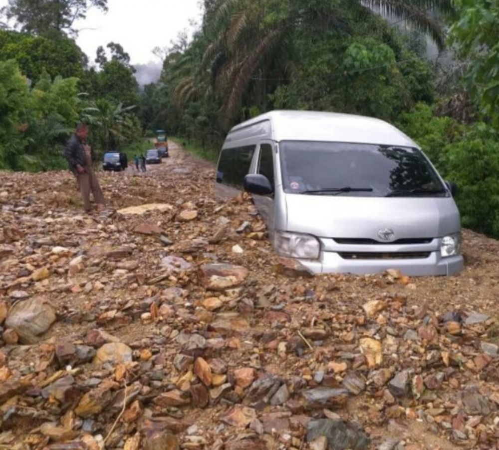 Mobil Travel Tertimbun Longsor Di Muara Emat, Jalur Kerinci - Bangko Lumpuh Usai Diterjang Longsor