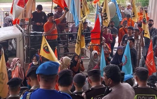 Aksi Unjuk Rasa Partai Buruh di Kantor Gubernur Jambi