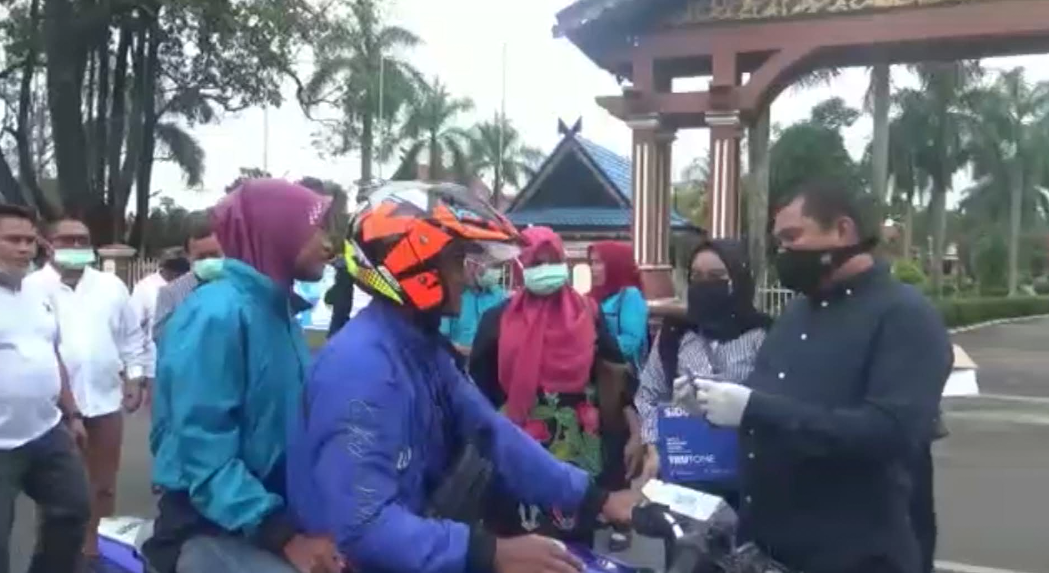 Ratusan Masker Produksi BLK Dibagikan Ke Pengguna Jalan