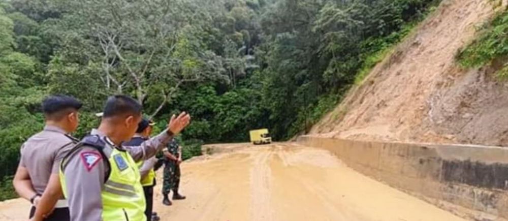 Jalur Puncak Sungai Penuh – Tapan Kembali Longsor