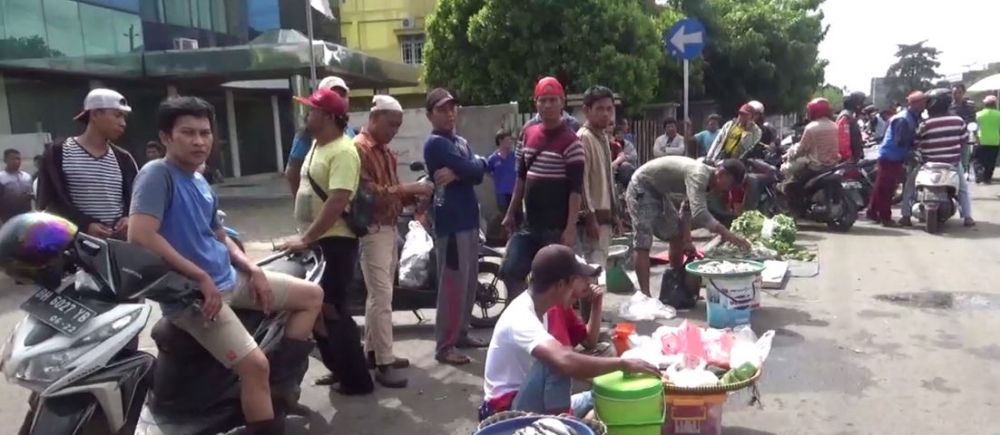 Puluhan Pedagang Tutup Akses Masuk Pasar Talang Banjar