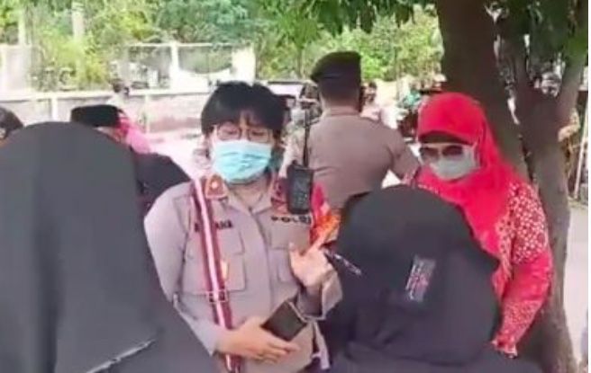 Rumah Nikita Mirzani Didatangi Pasukan Bercadar, Ternyata Istri Habib