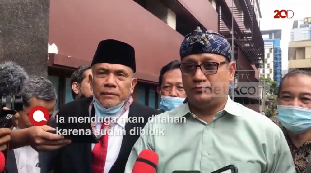 Edy Mulyadi Kenakan Ikat Sunda Penuhi Panggilan Bareskrim POLRI