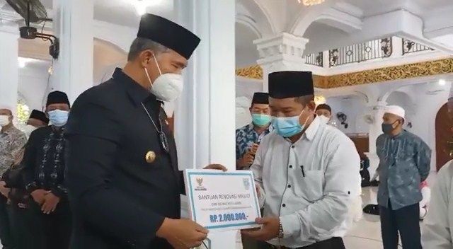 Fasha Serahkan Penghargaan Kepada 5 Masjid Teladan Di Kota Jambi