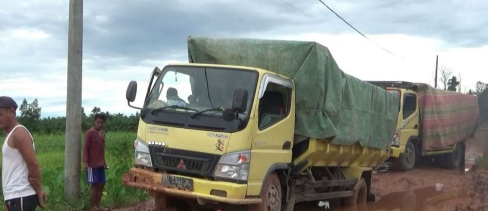 Jalan Kabupaten Rusak,Truk Kerap Terperosok Dan Hambat Perekonomian Warga