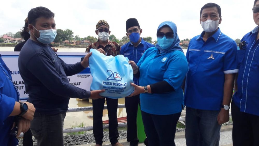 DPD Demokrat Jambi Salurkan Puluhan Paket Sembako untuk Para Ojek Ketek Wisata Danau Sipin
