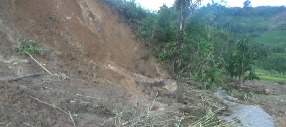 Pasangan Suami Istri Terseret Longsor Dan Banjir Bandang