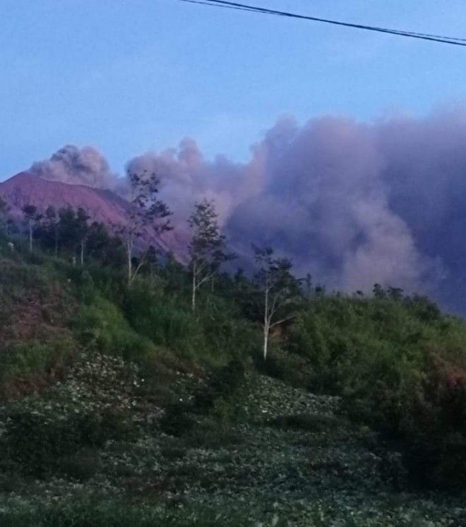 Gunung Kerinci Kembali Mengeluarkan Asap Tebal Setinggi 200 Meter