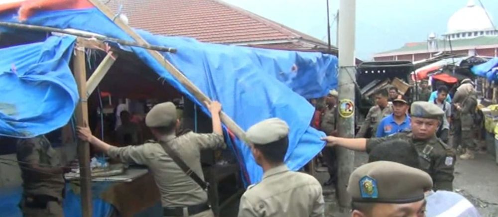 Satpol PP Paksa Pedagang Pasar Bangko Pindah Ke Lokasi Baru