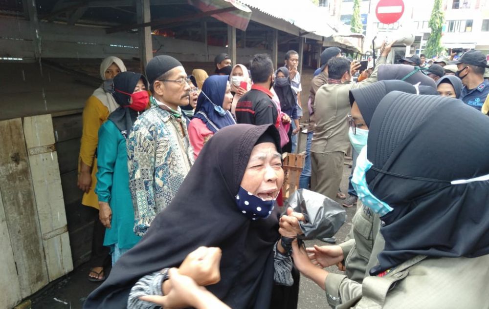 Minggu Pagi, 356 Kios dan Lapak Disenso, Sejumlah Pedagang Jatuh Pingsan