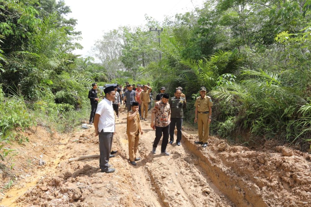 Kunker ke Kecamatan Mandiangin Timur, Ketua DPRD Jambi Edi Purwanto Tinjau Kondisi Jalan Petiduran Baru