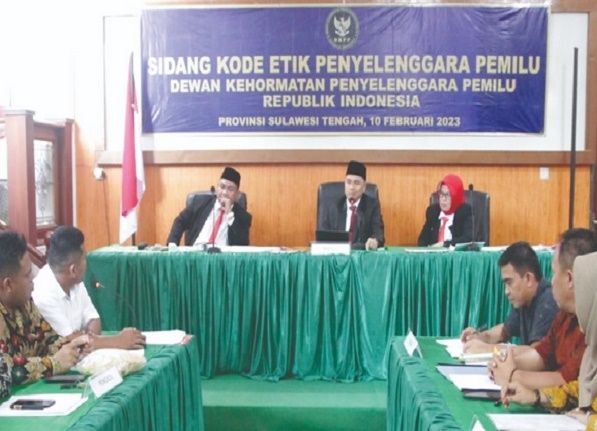 Diduga Terima Sekarung Kerupuk dari partai Politik, Dewan Kehormatan Penyelenggara Pemilu Anggota KPU Kabupaten Parigi Moutong Gelar Sidang Kode Etik