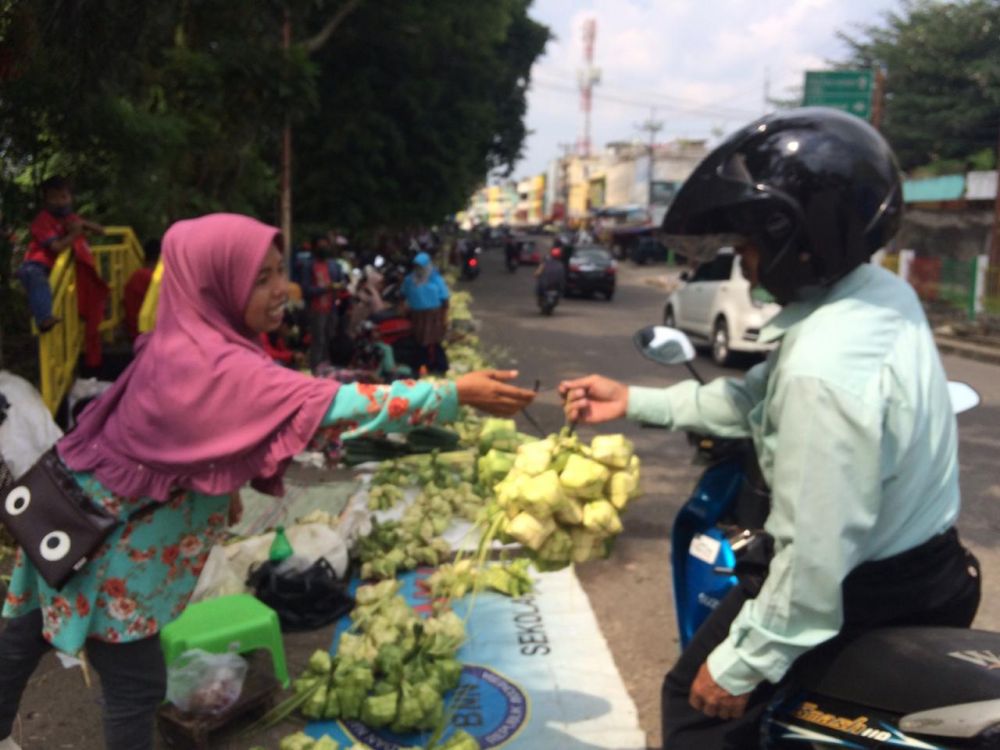 Pedagang Ketupat Sepi Pembeli