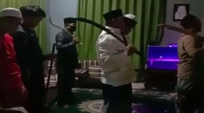 Viral Seruan Jihad Sambil Tenteng Pedang Saat Salat