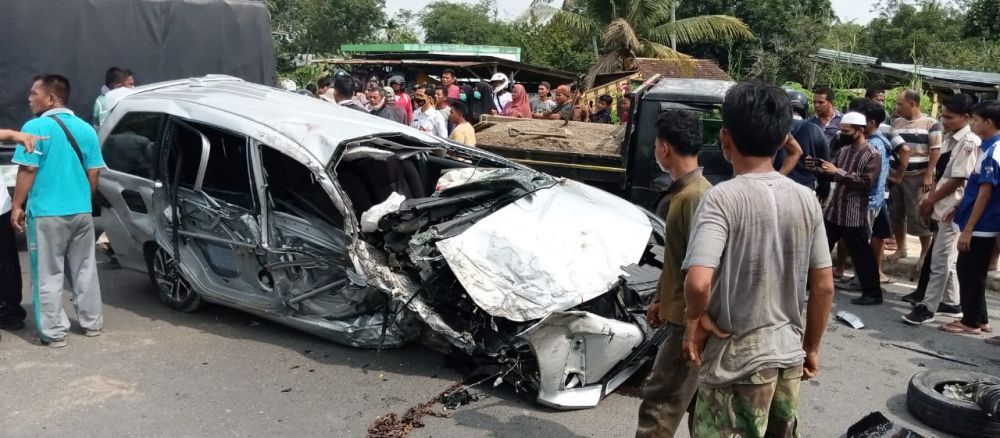 Minibus Oleng Sebabkan Tabrakan Beruntun di Tebo