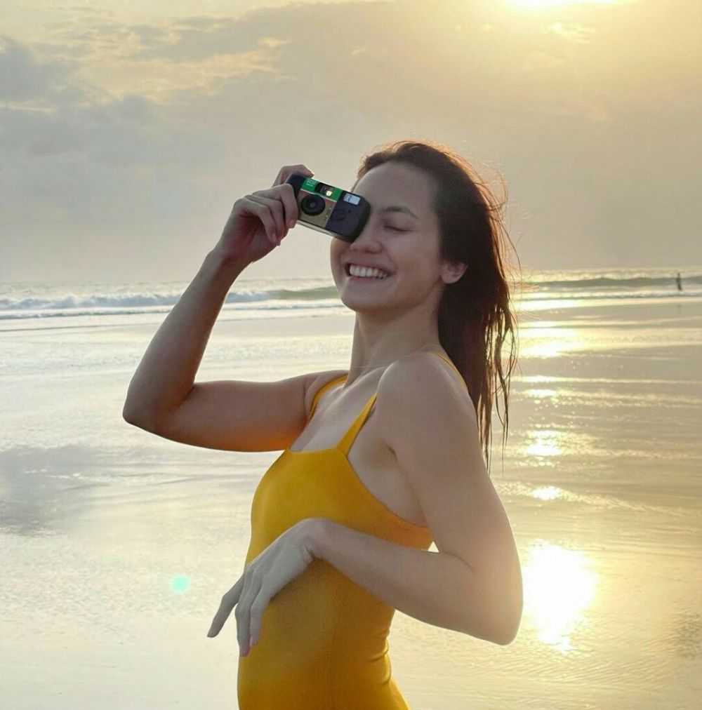 Pevita Pearce Santai di Pantai Pakai Swim Suit, Senyumnya Bikin Meleleh