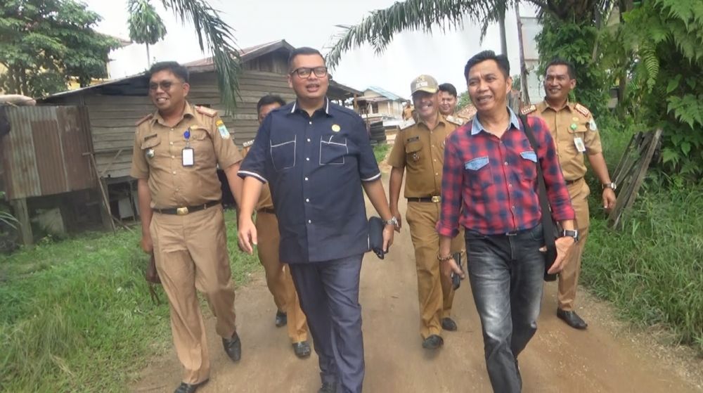 Anggota DPRD Kota Jambi Dapil 3 Tinjau Erosi Tanah Di Bibir Sungai Batanghari