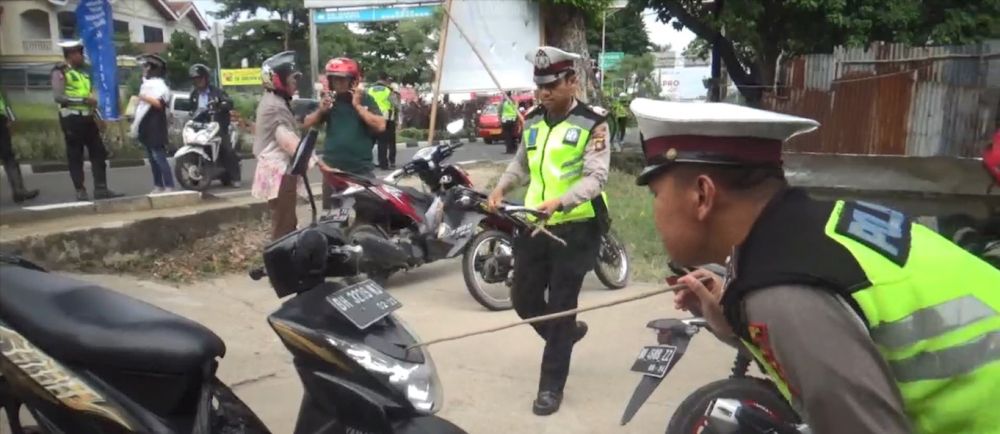 Polisi Temukan Ular Di Motor Saat Gelar Razia