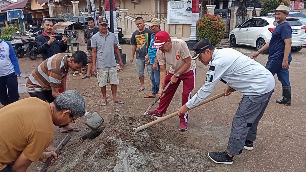 Anggota DPRD Kota Jambi Muslim Bersama Masyarakat Kelurahan Kenali Besar Bergotong Royong Guna Memperbaiki Jalan yang Rusak di Sekitarnya