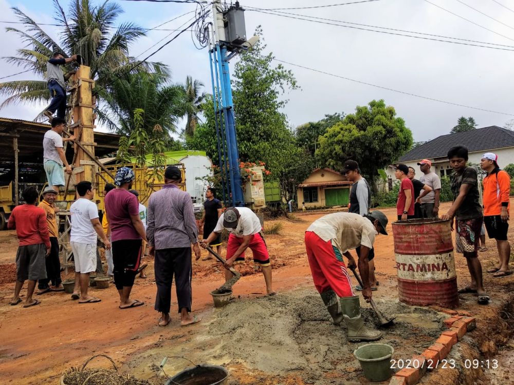 Cuaca Hujan, Masyarakat Kp. Purwosari Tetap Semangat Gotong Royong