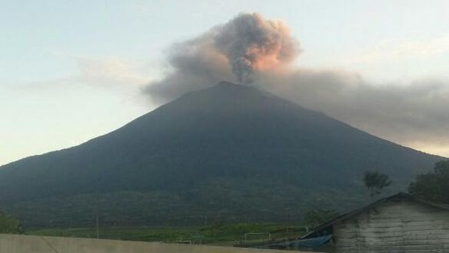 Breaking News : Masyarakat Kerinci Dilarang Beraktivitas, Gunung Kerinci Kembali Erupsi Disertai Gempa Tremor 